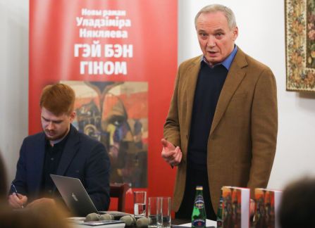 Uładzimir Niaklajeu  opowiada publiczności o swojej książce